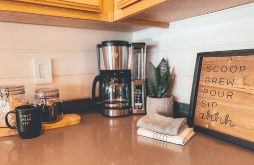 Moonridge Cabin | MODERN RUSTIC CABIN W/SPA, WALKING DISTANCE TO SKI RESORT, ZOO & GOLF COURSE