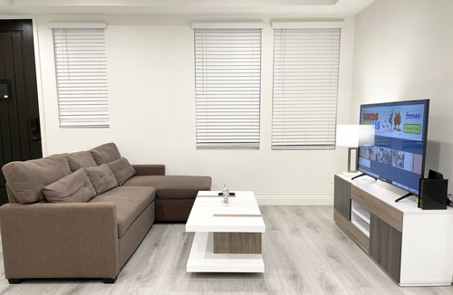 Mid Central House | Modern Spacious 3B3B Townhome 10 mins from PCC