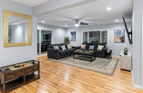 Spring Valley Villa | Modern Stay Getaway🧸 15 mins to Downtown/Beaches