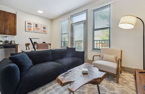 Cityplace Apartment | Modern Studio In The West Village. Uptown Area Gem