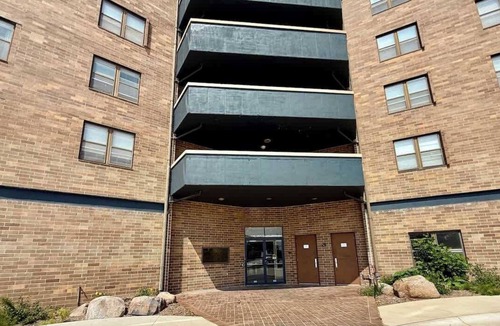 North Central Omaha Apartment | Modern Studio near Dining w/ Gym & Free Parking