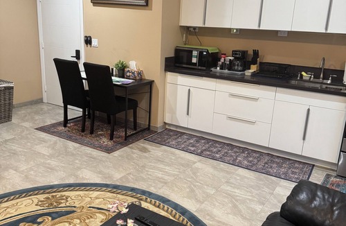 La Sierra Hills Apartment | Modern Studio w/King Bed, Workspace, Kitchenette