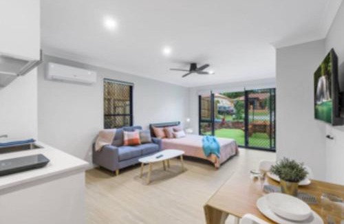 Sunnybank House | Modern Studio with Garden Views in Shared Home - Apartment