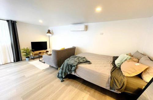 Mornington Apartment | Modern Studio with Mountain View and Near Airport & CBD