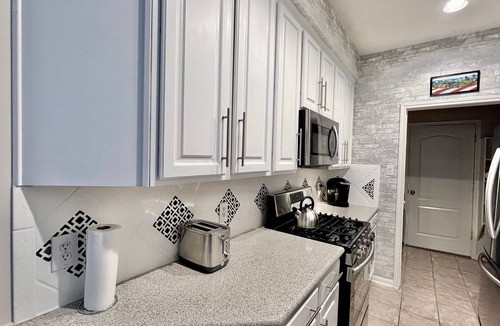 Westchase House | Modern & Sun-drenched TX Escape close to Galleria & Chinatown!