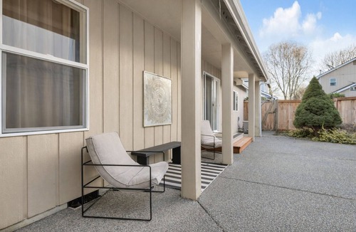 East Olympia House | Modern trail-adjacent home with primary suite and fenced yard