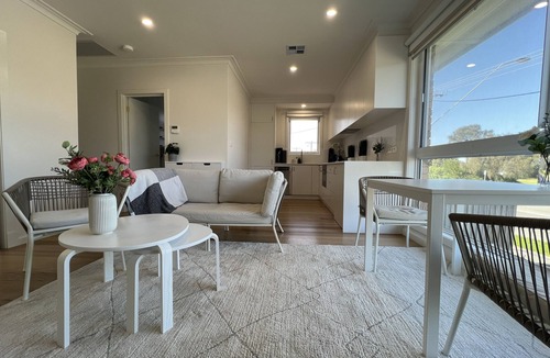 Mordialloc House | Mordialloc Fully Renovated Beachfront Oasis: Right across from the beach!