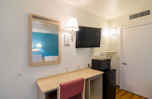 Mitchell Hotel | Motel 6 Mitchell I-90, SD