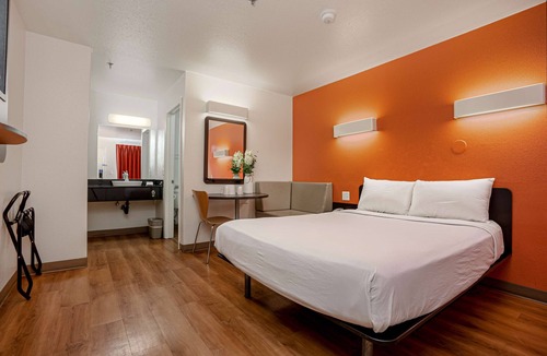 Temecula Hotel | Motel 6 Temecula, CA - Historic Old Town