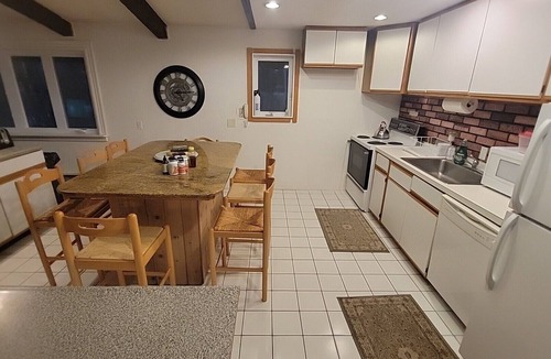 West Dover House | Mount Snow, Hot Tub Room, Sauna, Pool Table, sleeps 12.