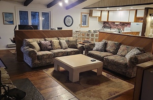 West Dover House | Mount Snow, Hot Tub Room, Sauna, Pool Table, sleeps 12.