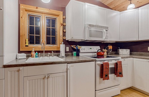 Weston House | Mountain cabin by skiing with fireplaces & well-equipped kitchen - dog-friendly