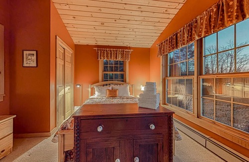 Weston House | Mountain cabin by skiing with fireplaces & well-equipped kitchen - dog-friendly