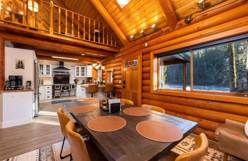 Verlot Cabin | Mountain + Riverfront cabin w/hot tub + sauna 2B1Ba