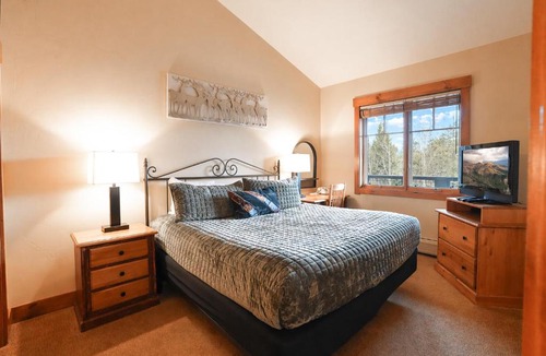 Breckenridge Apartment | Mountain Thunder Snowfall Condo: Ski In, Resort Amenities