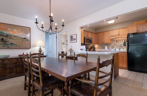 Warren Condo | Mountain-view condo w/shuttle access