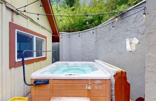 Intermountain Apartment | Mountainside