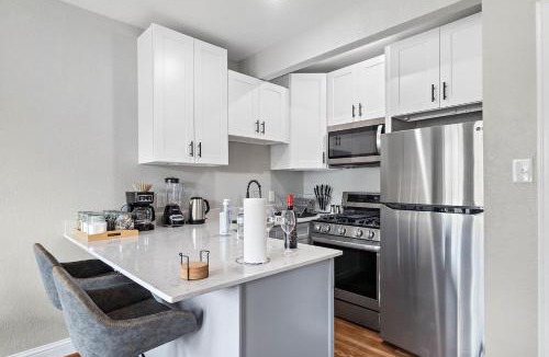 MacGregor Apartment | Museums Med Center Flat Games WiFi Fire Pit BBQ