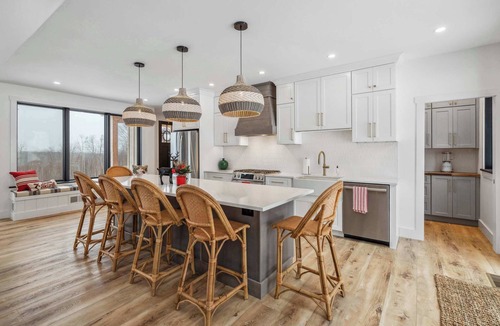 Stratton Mountain House | New 6-BR Luxury Home 6 Min from Stratton w/hot tub