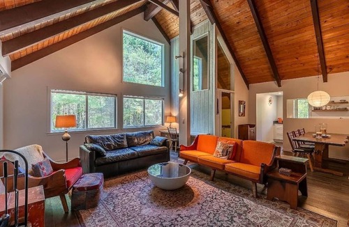Jamaica Ski Chalet | New! 7 min to Stratton access road, HotTub, Sauna EV