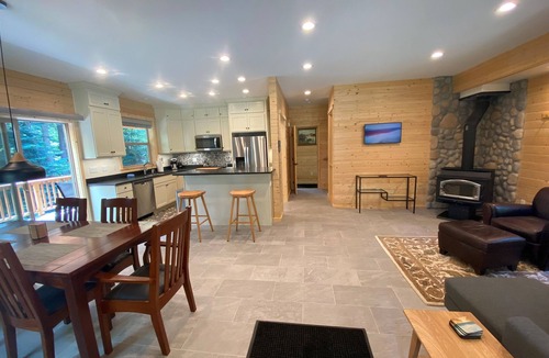 Eastsound House | NEW Private Forest Lodge 6 Mins from Ferry/Town Sleeps 8