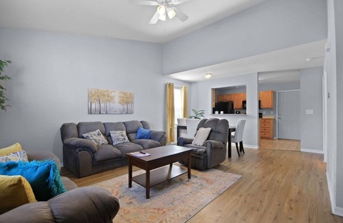 Columbia Apartment | New! Spacious 4 Bed Great for Commuting, Dogs ok