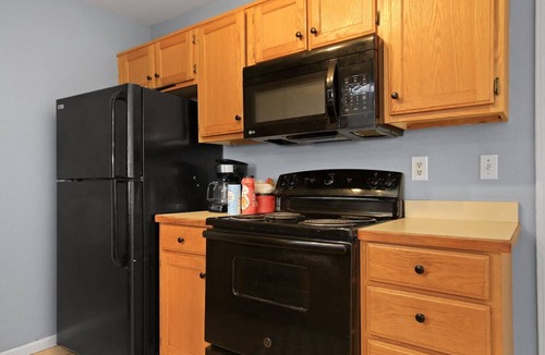 Columbia Apartment | New! Spacious 4 Bed Great for Commuting, Dogs ok