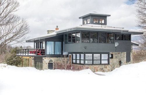 Warren House | NEWLY RENOVATED Private Chic Modern Mountain Home with fiber optic internet!