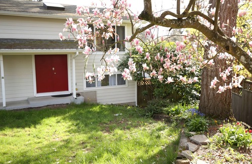 Bothell House | Nice & Cute 4B2B Retreat with 2TV. Private Backyard