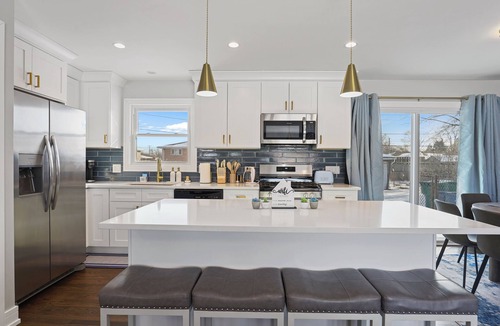 Burbank House | Nobu: 4BR 3BTH Modern Spacious Home! Fully Fenced!