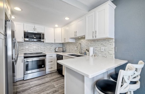 South Oceanside Condo | Oceanfront 1BR | Fully Furnished | Gated Parking