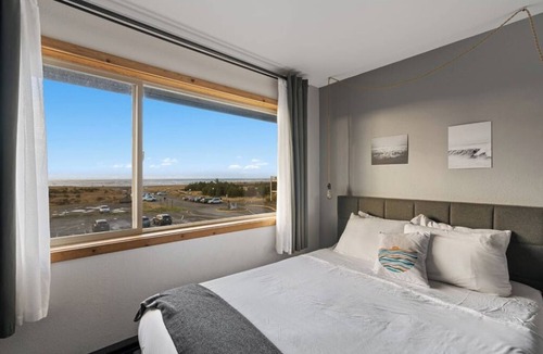 Long Beach Hotel | Oceanfront Accommodations! Indoor Pool and Sauna, Pets Allowed, Free Parking!