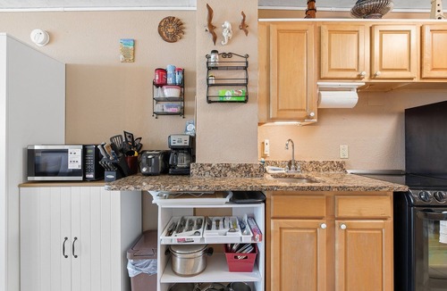 Lenox Park Condo | Oceanfront Studio w/Balcony, Pool & Hot Tub Access