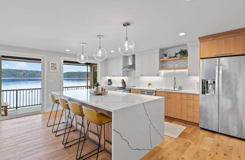 Olalla House | Olalla Bay Waterfront Stay w/Beach, Kayaks & Hot Tub