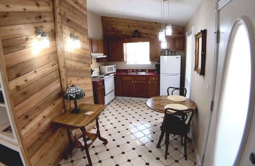 Eureka Springs Cabin | Ozark Spring Cabin 06 Spring Haven, King, Spa Tub