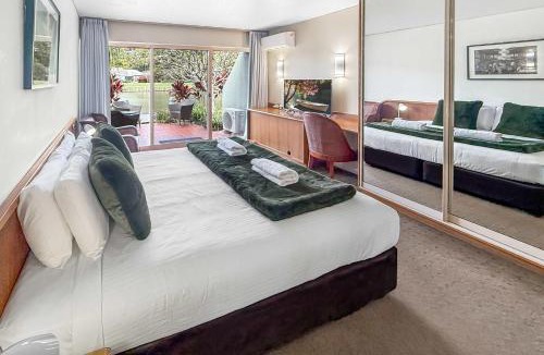 Coffs Harbour Hotel | Pacific Bay Studio - Lake Views Steps to Beach