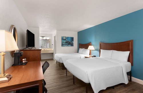 Crystal River Hotel | PaddleTail Waterfront Lodge, Trademark Collection by Wyndham