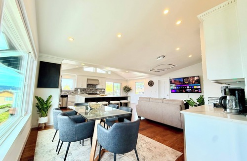 Kennydale House | Panoramic Lakeview Retreat-Hot Tub-AC