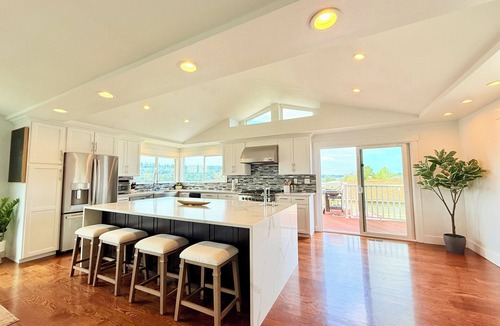 Kennydale House | Panoramic Lakeview Retreat-Hot Tub-AC