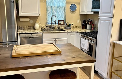 Lake Stevens Cottage | Peaceful, light-filled 'Serenity Cottage' with Wi-Fi in charming Lake Stevens