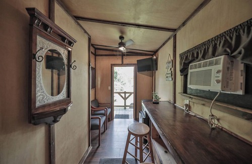 Weissport East Cabin | Peaceful rustic 1-bedroom cabin with AC in charming Lehighton