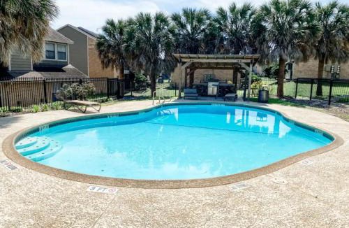 Oakville Apartment | Perfect for Group with 2BR and 2BA with Pool