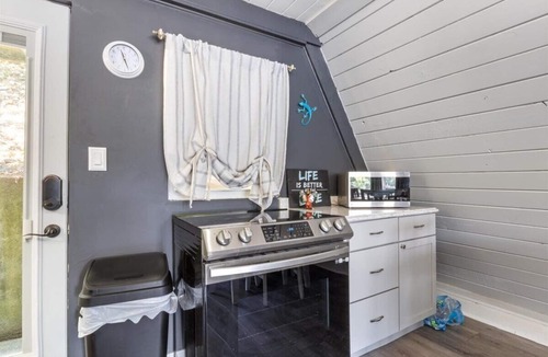 Rocky Mount House | Pet Friendly A Frame w/Private Dock, Kayak & Great Lake Views