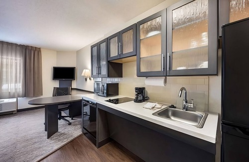 North Arlington Apartment | Pet-friendly Accommodation Near Hurricane Harbor Arlington! Parking, Pool!