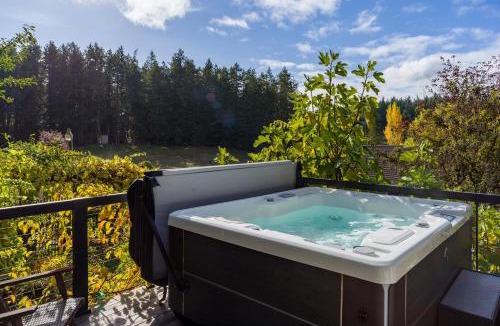 Eastsound House | Pet Friendly, Hot Tub, Pizza Oven, EV Car, Golfing