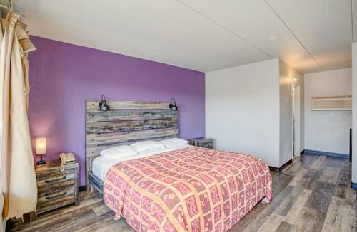 Oak Lawn Hotel | Pet-Friendly King Bed Stay near Wolfe Wildlife Park | Functional & Free Parking!