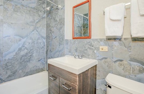 Oak Lawn Hotel | Pet-Friendly King Bed Stay near Wolfe Wildlife Park | Functional & Free Parking!