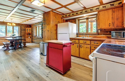 Lyndon Station Cabin | Pet-Friendly Lyndon Station Cabin - Hike & Fish!