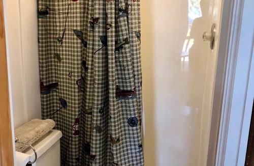 Hot Springs Cabin | Pet-Friendly Studio Cabin with BBQ and Porch in South Dakota