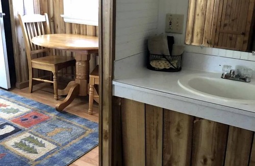 Hot Springs Cabin | Pet-Friendly Studio Cabin with BBQ and Porch in South Dakota